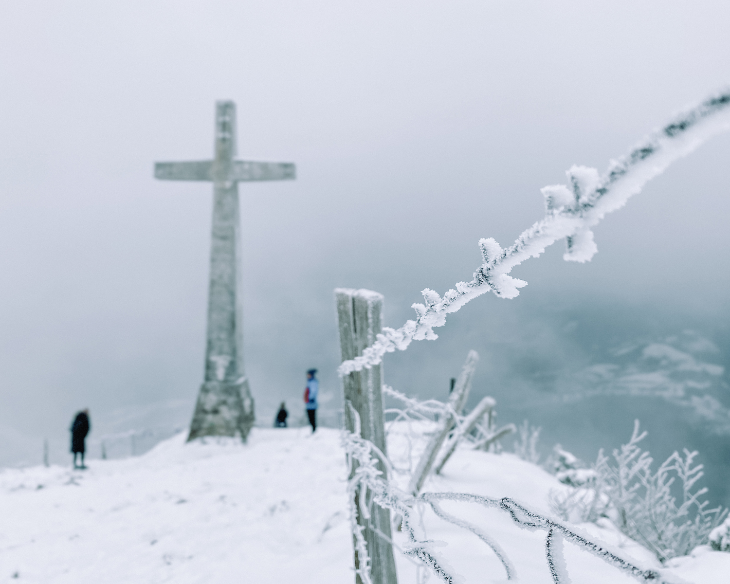 cruz del monte uzturre con nieve y tolosa al fondo
